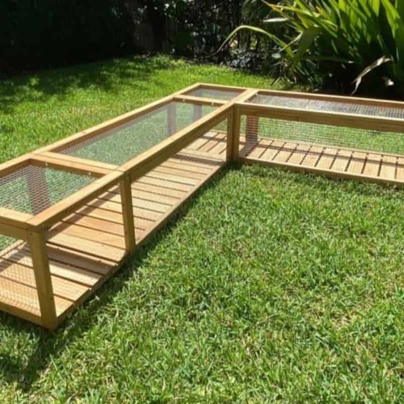 Corner tunnel module allowing cats to explore different angles in their play area