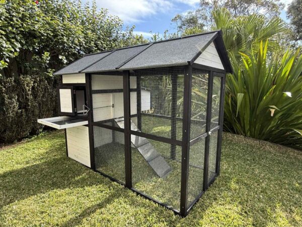 White Connie Chicken Coop - Slide out tray